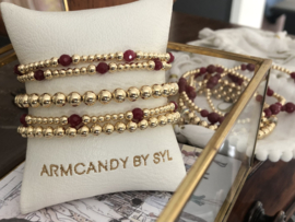 Armband Tuana met real gold plated bolletjes en facet geslepen bordeaux rood chalcedoon edelsteen