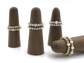 Stretch ring Frederique met zoetwaterpareltjes en real gold plated balletjes