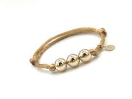 Armband Silk goud met real gold plated balletjes op goudkleurig satijnkoord