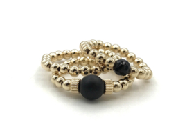 Stretch ring Zuzanna met real gold plated balletjes en matte onyx edelsteen