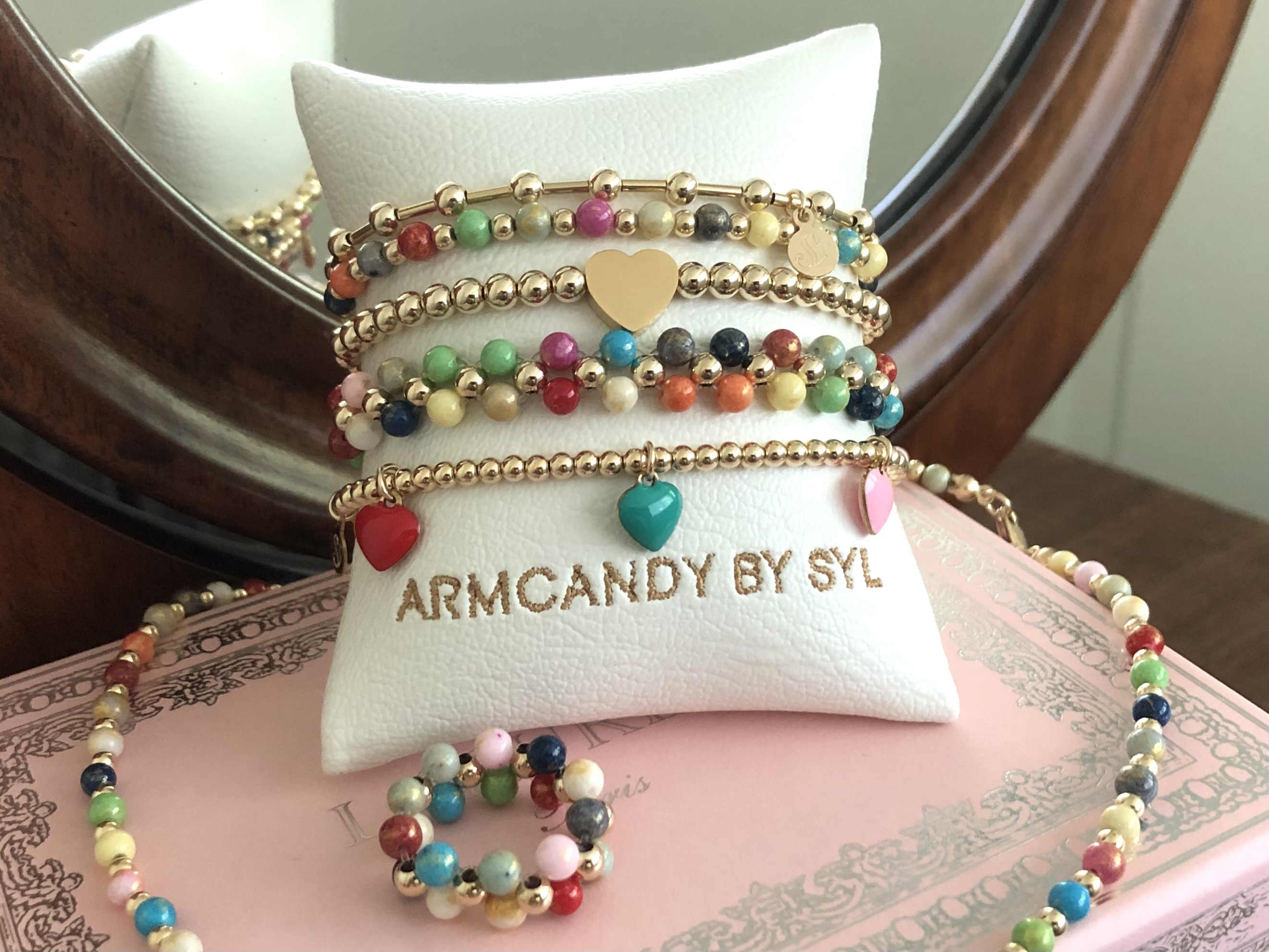 Armband Zehra gemstone met real gold plated balletjes en gekleurde jade edelsteen met een vleugje goudkleur
