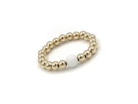 Stretch ring Flore met real gold plated balletjes en matte witte onyx edelsteen