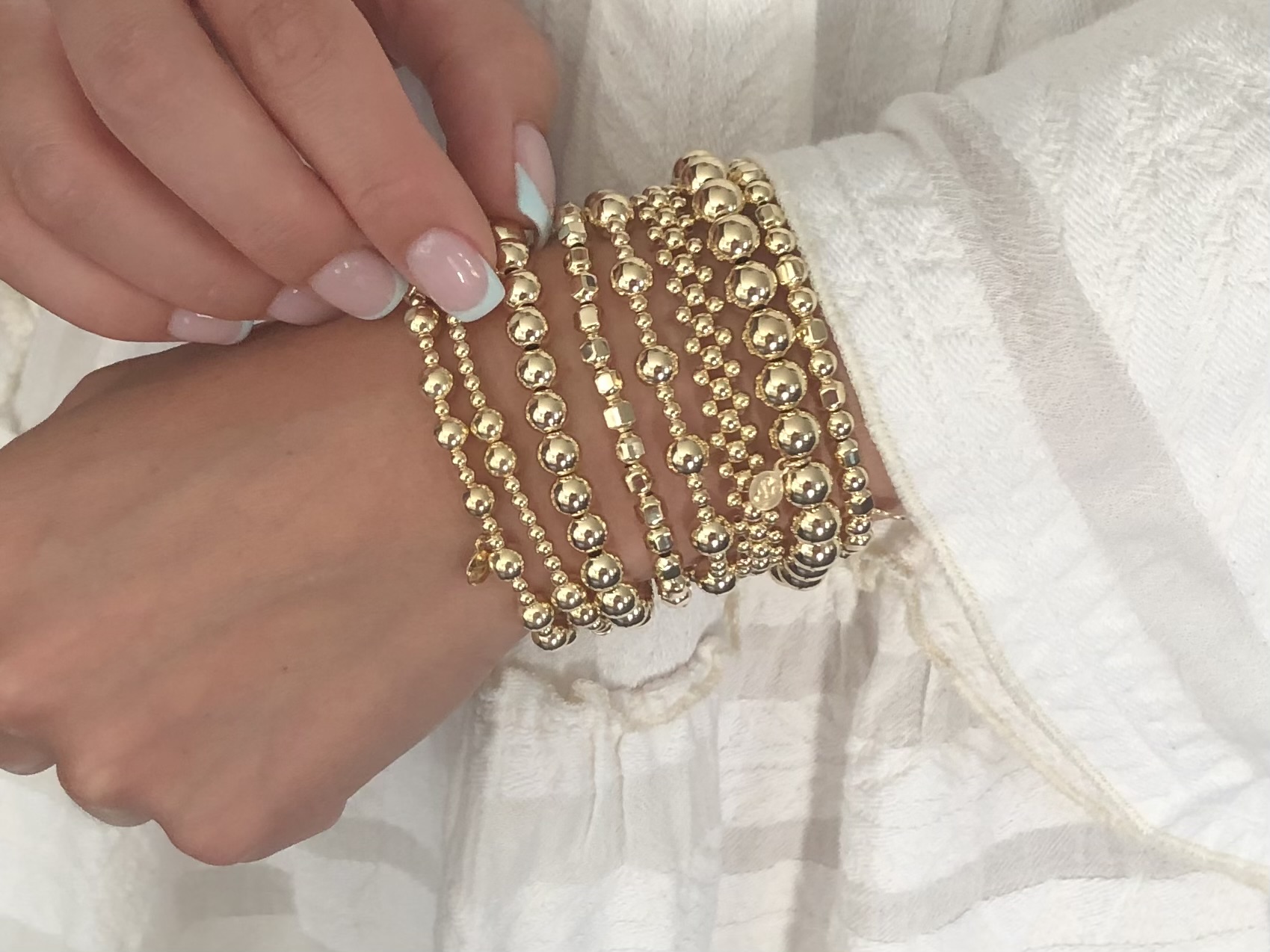 Armband Antonia met real gold plated balletjes in verschillende groottes.