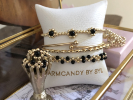 Armband Rania met real gold plated balletjes en bloemetjes van zwarte onyx edelsteen