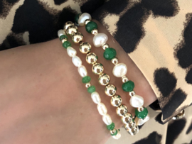 Armband Mariam met real gold plated balletjes, groene jade en witte ovale zoetwaterparels