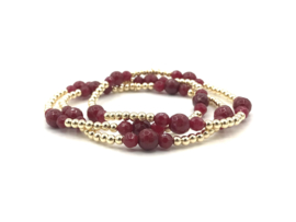 Armband Asiya met real gold plated bolletjes en facet geslepen bordeaux rood chalcedoon edelsteen