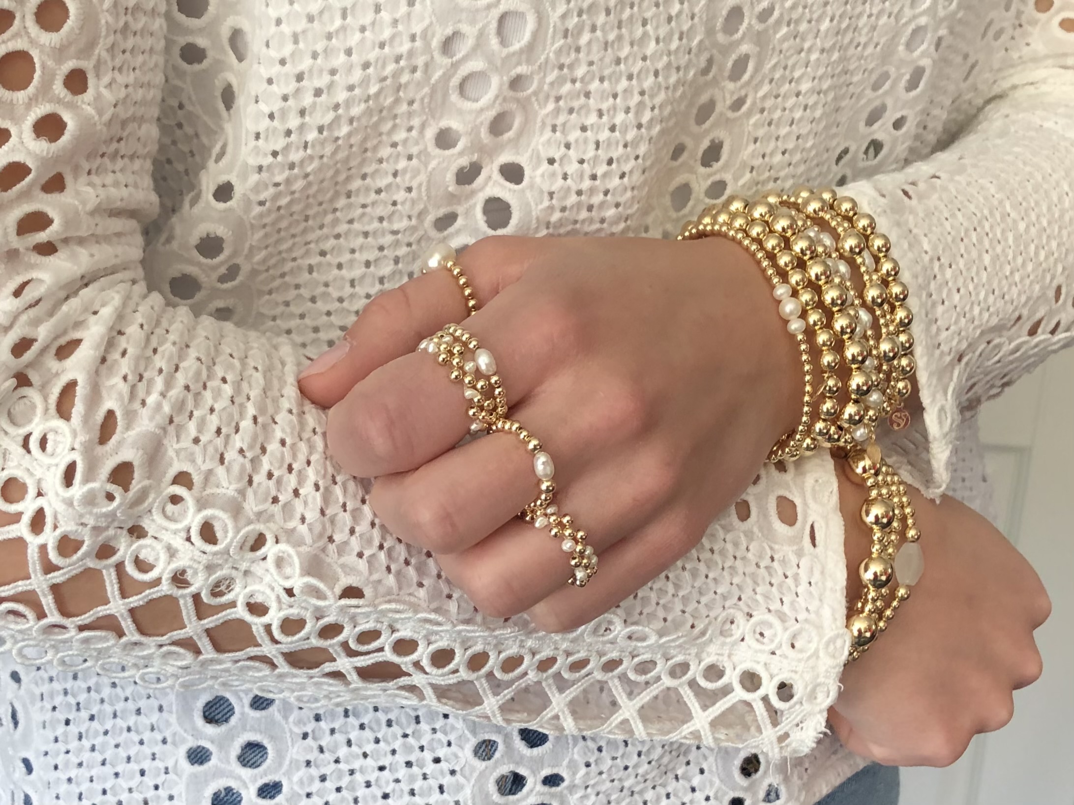 Stretch ring Zehra pearl met dubbele lagen real gold plated balletjes en pareltjes