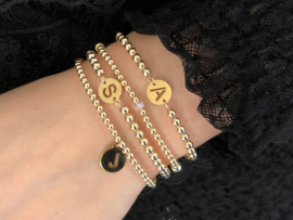 Armband initial met real gold plated balletjes en lettermunt