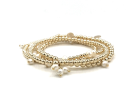 Armband Erva met real gold plated balletjes en bedeltjes van witte pareltjes