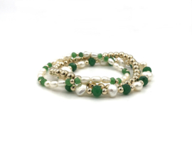 Armband Mariam met real gold plated balletjes, groene jade en witte ovale zoetwaterparels