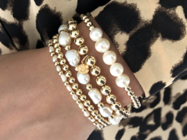 Armband Bella met real gold plated balletjes en 5 grote witte zoetwaterparels