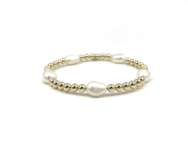 Armband Hira big met real gold plated balletjes en grote witte zoetwaterparels