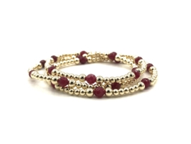 Armband Tuana met real gold plated bolletjes en facet geslepen bordeaux rood chalcedoon edelsteen