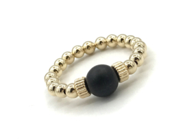 Stretch ring Zuzanna met real gold plated balletjes en matte onyx edelsteen