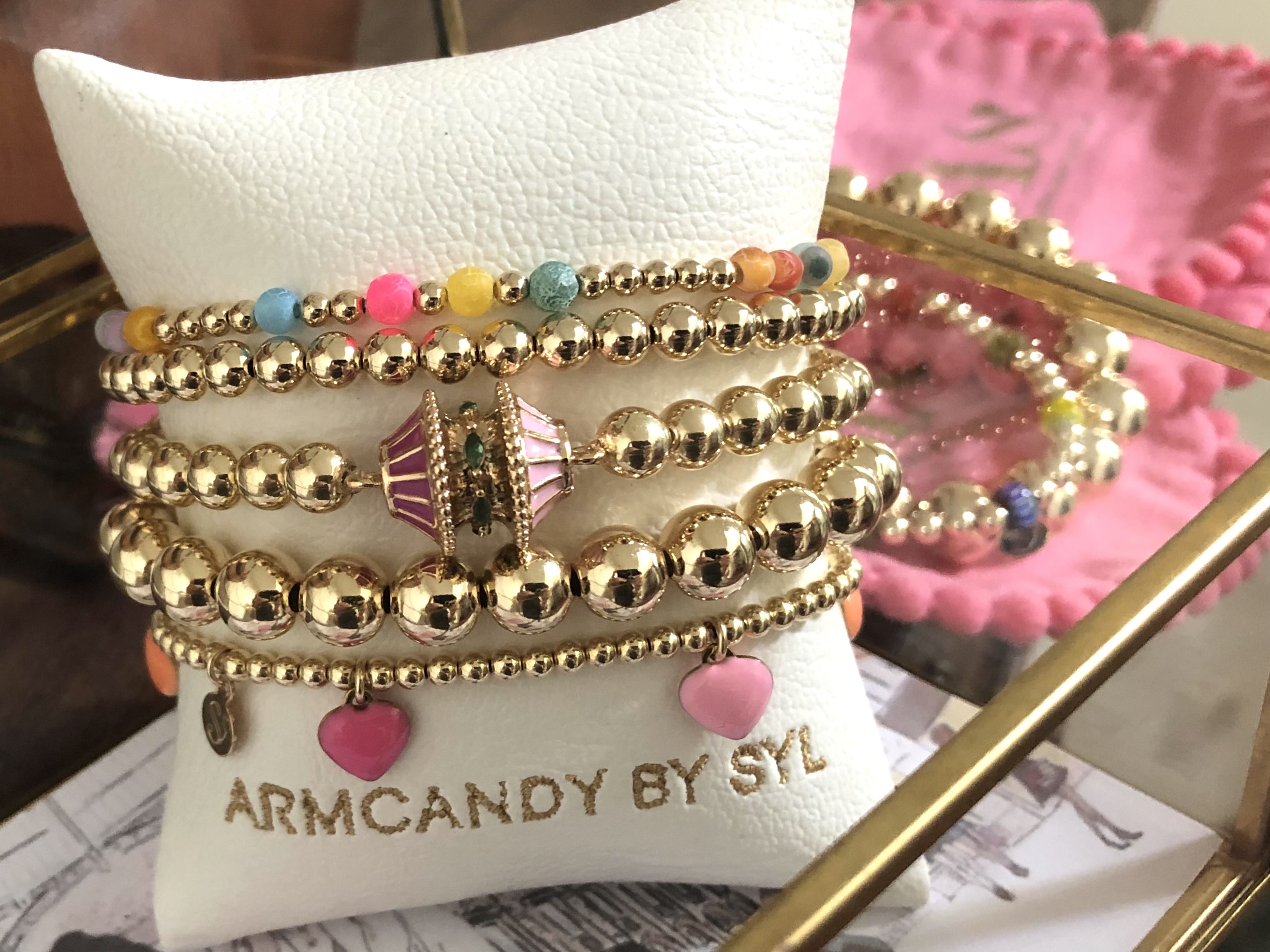 Armband Eslem met real gold plated balletjes en gekleurde matte agaat edelsteen