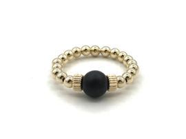 Stretch ring Zuzanna met real gold plated balletjes en matte onyx edelsteen