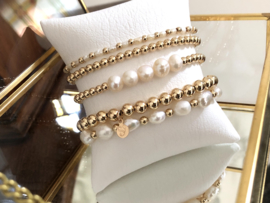 Armband Bella met real gold plated balletjes en 5 grote witte zoetwaterparels