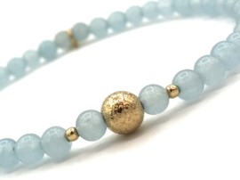 Armband Janne met real gold plated balletjes en licht blauwe jade edelsteen