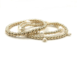 Armband Hira met real gold plated balletjes en grote witte zoetwaterparels