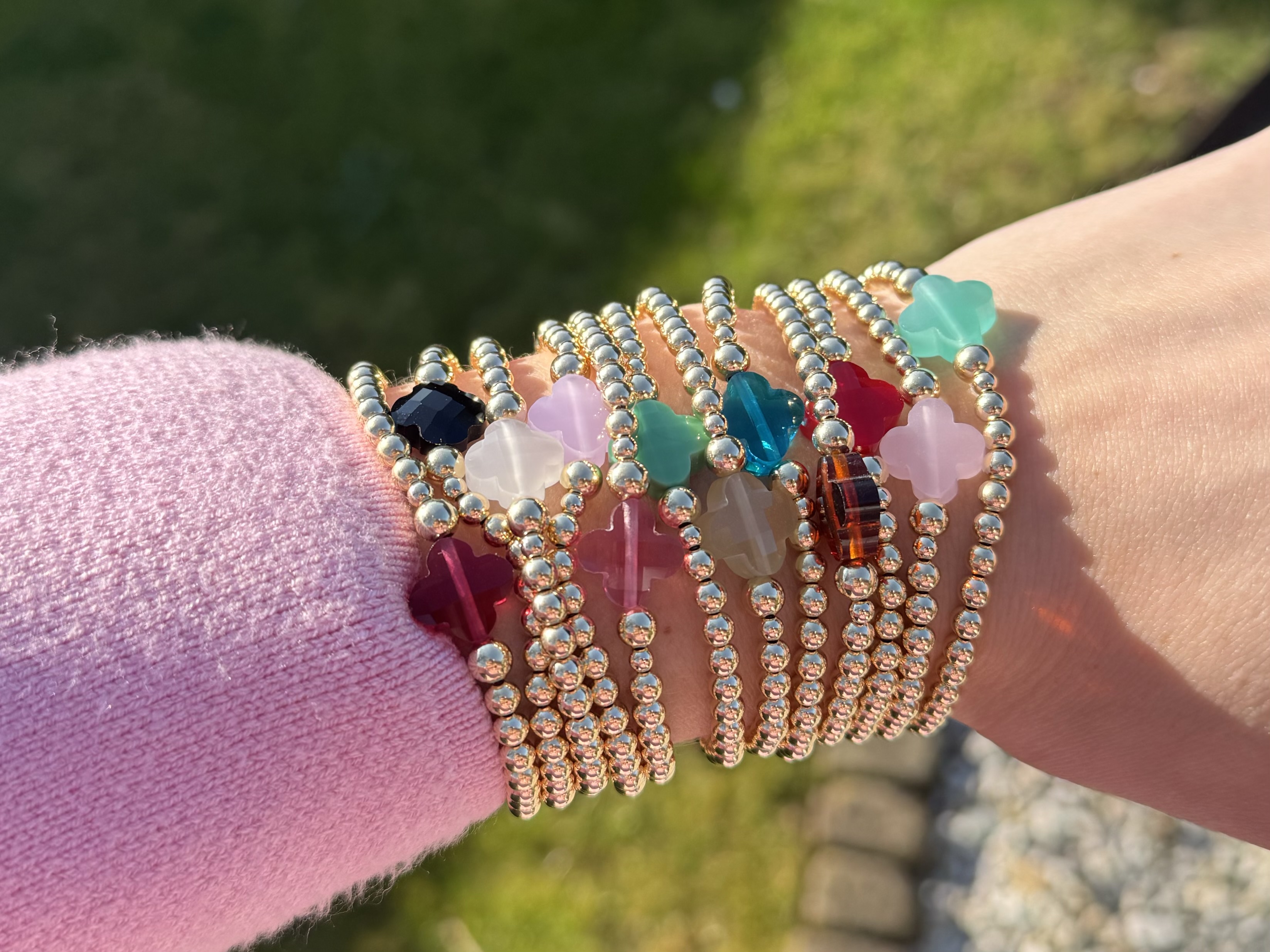 Armband Lizzie aqua met goudkleurige real gold plated balletjes en blauw klavertje