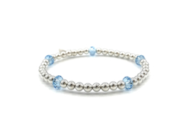 Armband Elyn met licht blauw Swarovski crystal en Sterling zilveren balletjes