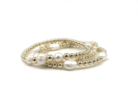 Armband Hira big met real gold plated balletjes en grote witte zoetwaterparels