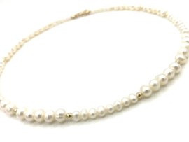 Ketting met real gold plated balletjes en witte zoetwaterparels