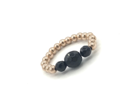 Stretch ring Evy met real gold plated balletjes en zwarte onyx edelsteen