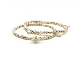 Armband Erva met real gold plated balletjes en bedeltjes van witte pareltjes