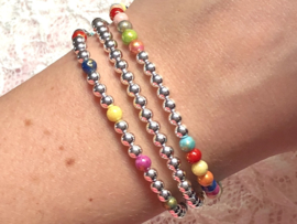 Armband Tara met jade en een vleugje goudkleur en zilveren balletjes