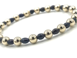 Armband Tatum met real gold plated balletjes en zwarte ovale pareltjes