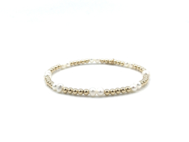 Armband Mina met real gold plated balletjes en witte zoetwaterparels