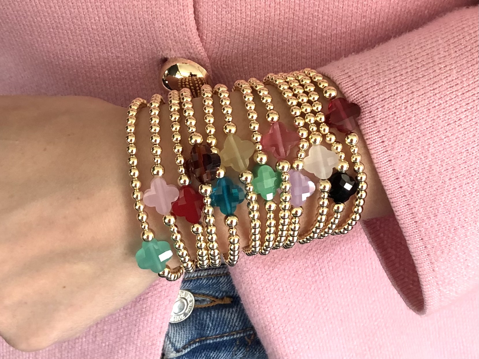 Armband Lizzie red met goudkleurige real gold plated balletjes en rood klavertje