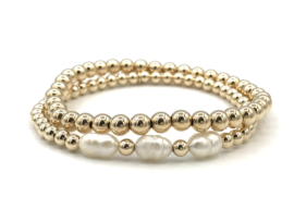 Armband Karlijn met real gold plated balletjes en 3 witte ovale zoetwaterparels