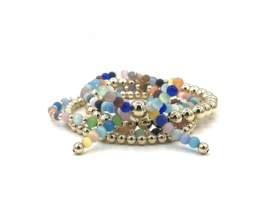 Armband Chantal met gekleurde kattenoog edelsteen en real gold plated bolletjes