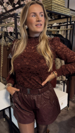 Armband Asiya met real gold plated bolletjes en facet geslepen bordeaux rood chalcedoon edelsteen