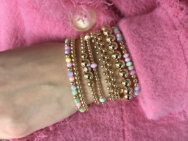 Armband Elodie met luxe parelmoer wieltjes en goudkleurige real gold plated bolletjes