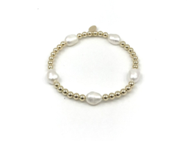 Armband Hira big met real gold plated balletjes en grote witte zoetwaterparels