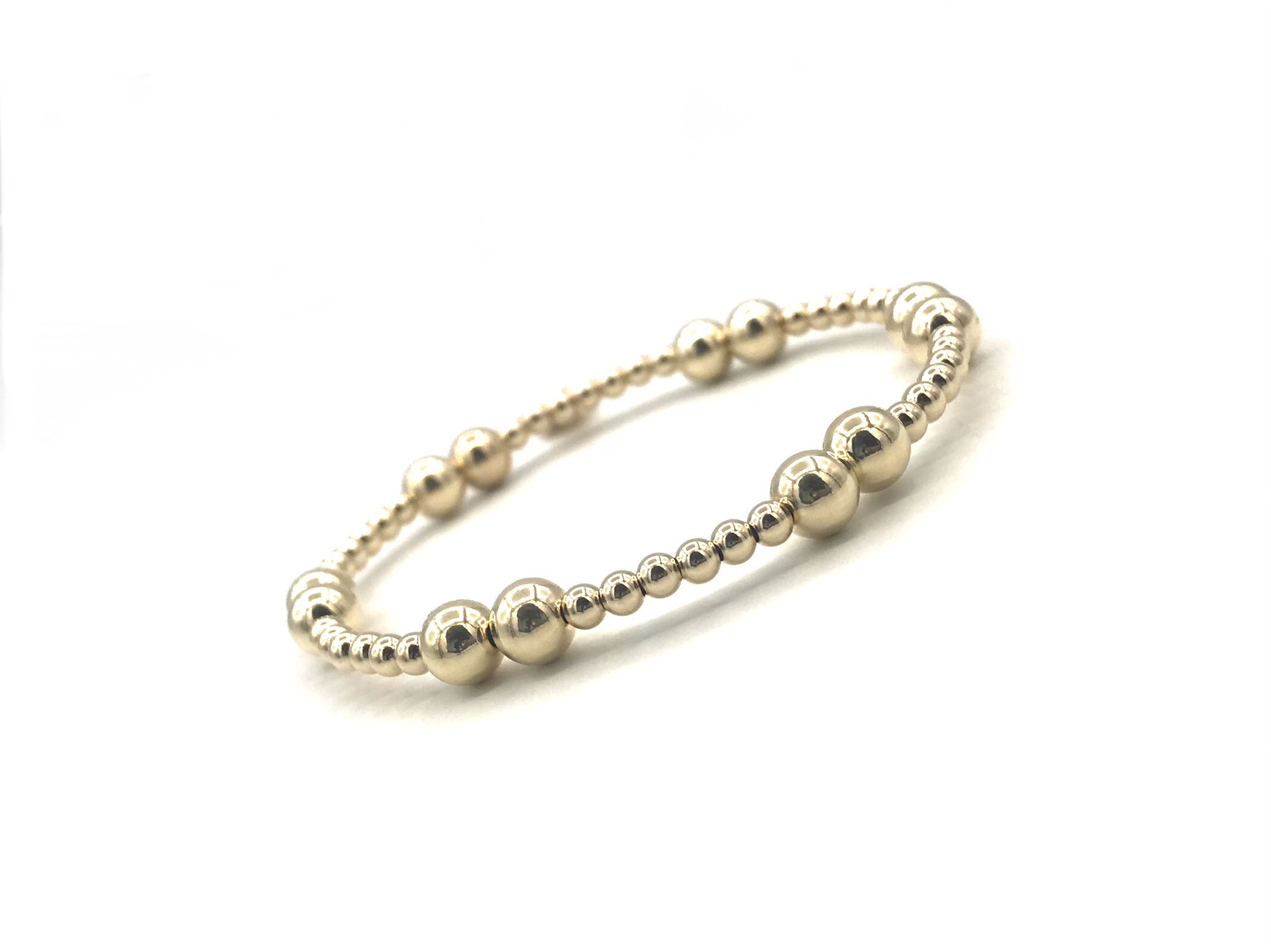 Armband Antonia met real gold plated balletjes in verschillende groottes.