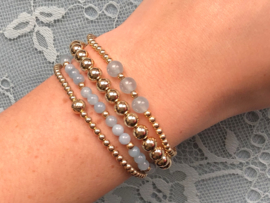 Armband Marit met licht blauwe jade edelsteen en real gold plated balletjes