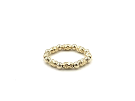 Stretch ring Kira met ovale gehamerde en real gold plated balletjes