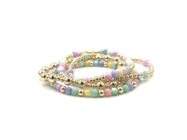 Armband Elodie met luxe parelmoer wieltjes en goudkleurige real gold plated bolletjes