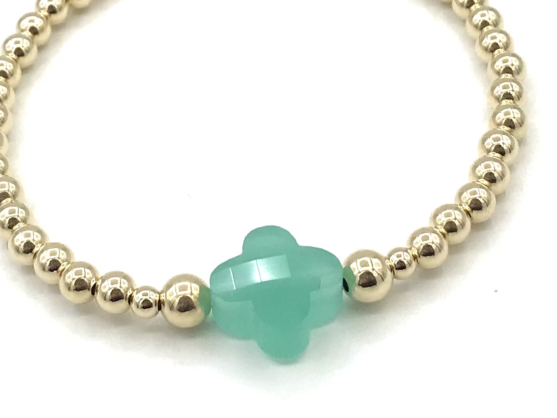 Armband Lizzie light green met goudkleurige real gold plated balletjes en groen klavertje