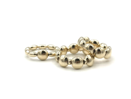 Stretch ring Lenthe met ovale- en platte real gold plated balletjes