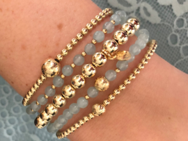 Armband Jet met licht blauwe jade edelsteen en real gold plated balletjes