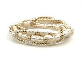 Armband Aurora met real gold plated balletjes en witte ovale zoetwaterparels