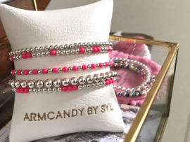 Armband Mirte met Sterling zilveren balletjes en neon roze Swarovski pareltjes