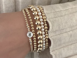 Armband Aniek met real gold plated balletjes en hartje van wit parelmoer