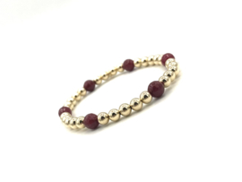 Armband Yousra met real gold plated bolletjes en facet geslepen bordeaux rood chalcedoon edelsteen