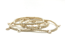 Armband Jolie met real gold plated balletjes en witte zoetwaterpareltjes